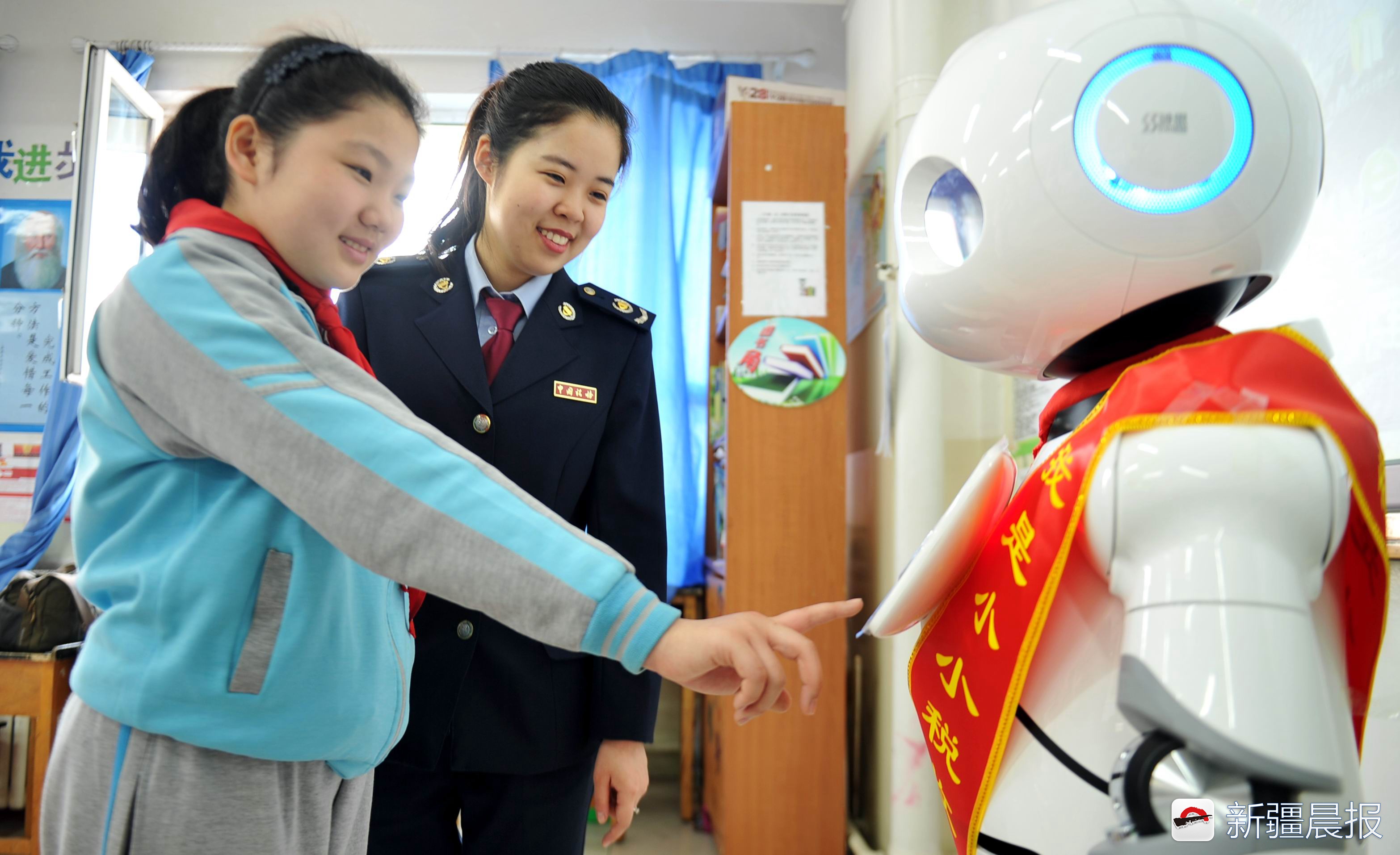 新疆首個(gè)稅務(wù)智能機(jī)器人進(jìn)校園，“稅”識(shí)淵博，還會(huì)跳舞
