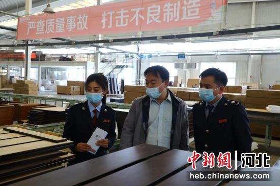 稅務(wù)干部到企業(yè)進行走訪。 李鐵錘 攝