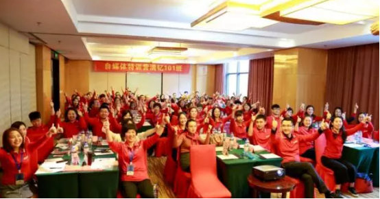 滿釔娜女神抓住自媒體風(fēng)口，引領(lǐng)財務(wù)代理行業(yè)走向新天地